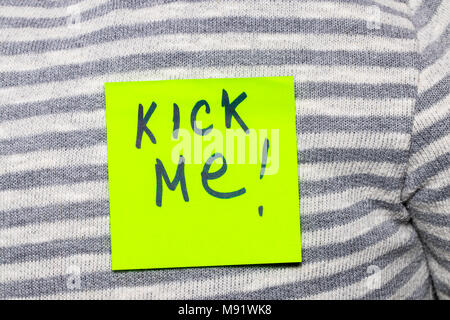 Sticky note avec word "Kick me' sur l'homme est de retour, gros plan. 1er avril farce. Banque D'Images