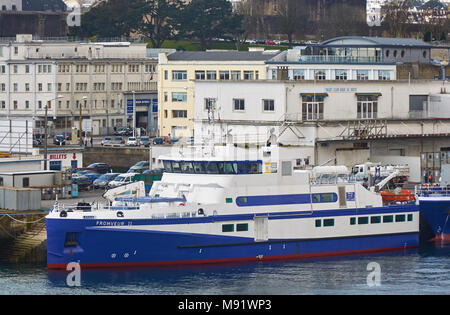 Le Fromveur 2 passagers qui fonctionne autour de la baie de Biscaye, villes côtières françaises se trouve amarré dans le Port de Brest en Bretagne, France. Banque D'Images