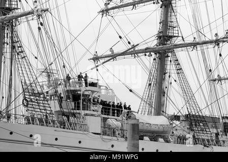 Salut d'adieu du pont et les chantiers comme Kaiwo Maru quitte Steveston (Colombie-Britannique) En vue d'Hawaii Banque D'Images