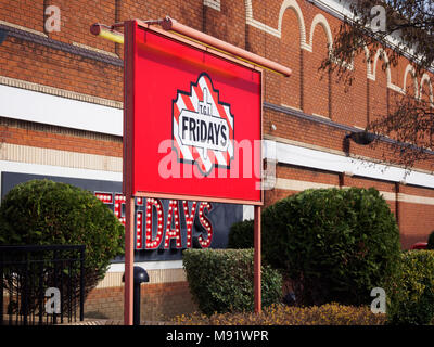 Cardiff, Galles du Sud - le 21 mars 2018 : TGI Fridays extérieur et logo. TGI Friday's est une chaîne de restaurants américaine portant sur des repas décontractés. Banque D'Images