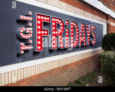 Cardiff, Galles du Sud - le 21 mars 2018 : TGI Fridays extérieur et logo. TGI Friday's est une chaîne de restaurants américaine portant sur des repas décontractés. Banque D'Images