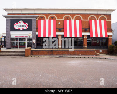 Cardiff, Galles du Sud - le 21 mars 2018 : TGI Fridays extérieur et logo. TGI Friday's est une chaîne de restaurants américaine portant sur des repas décontractés. Banque D'Images