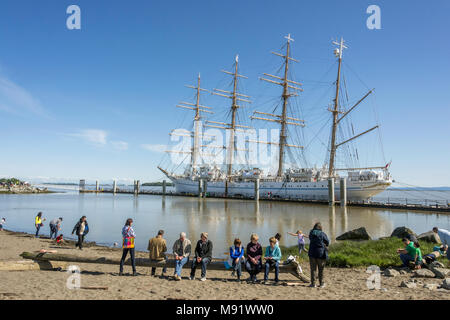 Profitant de la fin de journée à la plage avec le Kaiwo Maru dans l'arrière-plan, Garry Point Park, Steveston (Colombie-Britannique) Banque D'Images