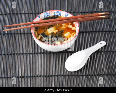 SOPA MISO - Soupe miso la soupe miso est une soupe traditionnelle japonaise. La pâte de miso, tofu, algues wakame sont les principaux ingrédients. Banque D'Images