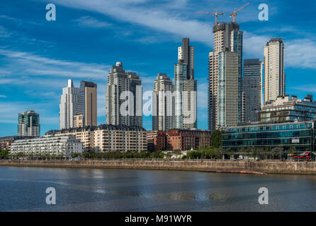 Vue sur Puerto Madero avec des réflexions sur le rio de la Plata, quartier élégant de Buenos Aires Banque D'Images