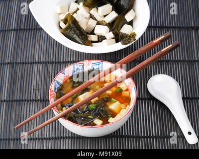 SOPA MISO - Soupe miso la soupe miso est une soupe traditionnelle japonaise. La pâte de miso, tofu, algues wakame sont les principaux ingrédients. Banque D'Images