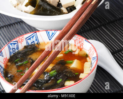 SOPA MISO - Soupe miso la soupe miso est une soupe traditionnelle japonaise. La pâte de miso, tofu, algues wakame sont les principaux ingrédients. Banque D'Images