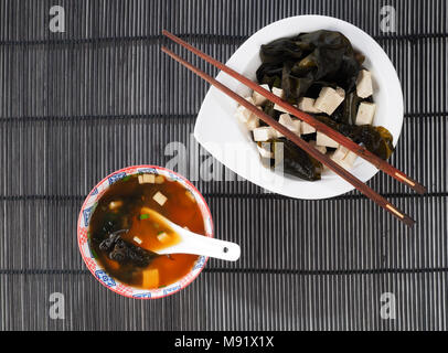 SOPA MISO - Soupe miso la soupe miso est une soupe traditionnelle japonaise. La pâte de miso, tofu, algues wakame sont les principaux ingrédients. Banque D'Images