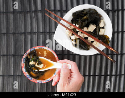 SOPA MISO - Soupe miso la soupe miso est une soupe traditionnelle japonaise. La pâte de miso, tofu, algues wakame sont les principaux ingrédients. Banque D'Images