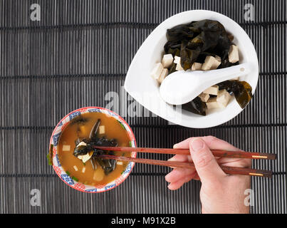 SOPA MISO - Soupe miso la soupe miso est une soupe traditionnelle japonaise. La pâte de miso, tofu, algues wakame sont les principaux ingrédients. Banque D'Images