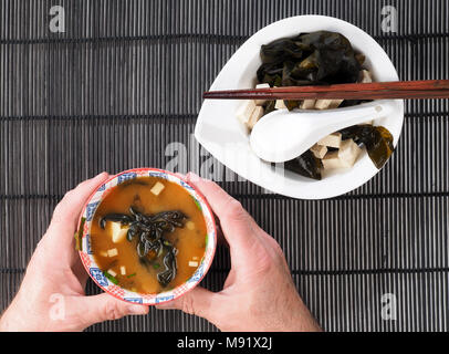 SOPA MISO - Soupe miso la soupe miso est une soupe traditionnelle japonaise. La pâte de miso, tofu, algues wakame sont les principaux ingrédients. Banque D'Images