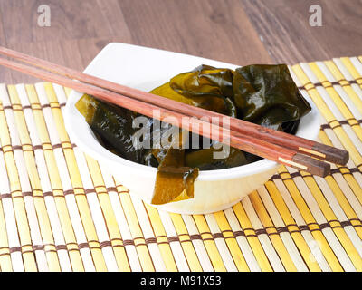 WAKAME - algues Wakame Algues WAKAME est un légume de mer ou d'algues comestibles. Composé de base de la soupe Miso japonais. Nom binomial : Undaria Pinnatifi Banque D'Images