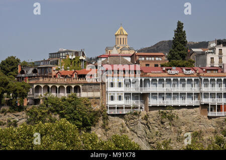 L'hôtel Old Metekhi sur une falaise rocheuse au-dessus de la rivière Mtkvari avec Tsminda Sameba (sainte trinité) Cathédrale en arrière-plan, Tbilissi, Géorgie Banque D'Images