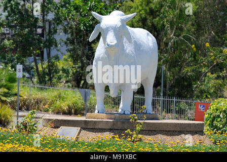 Rockhampton, Queensland, Australie - 29 décembre 2017. Statue de taureau Brahman australienne, sur la bande médiane de l'autoroute Bruce à Rockhampton, QL Banque D'Images