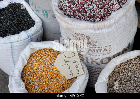 Des sacs de maïs et de haricots secs à la vente à la Dezerters' Bazar marché en plein-air, Tbilissi, Géorgie Banque D'Images