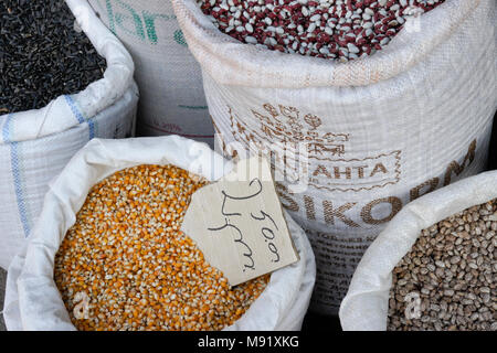 Des sacs de maïs et de haricots secs à la vente à la Dezerters' Bazar marché en plein-air, Tbilissi, Géorgie Banque D'Images