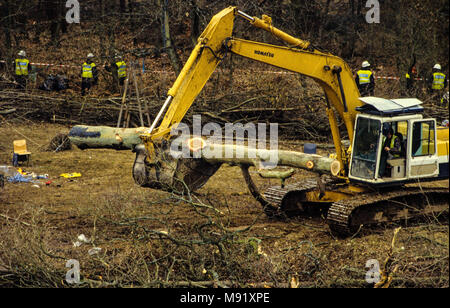 Digger Déménagement arbres abattus gardés par des gardes de sécurité, la construction de routes de contournement de Newbury et protestations , Newbury, Berkshire, Angleterre. UK, FR. Banque D'Images