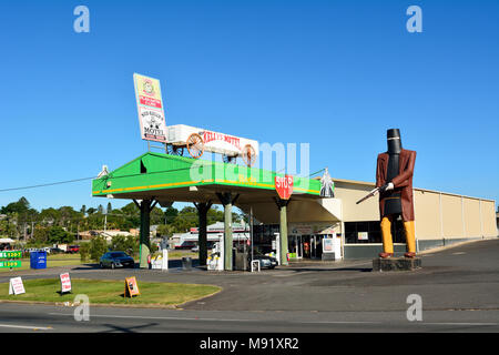 Cairns, Queensland, Australie - 20 décembre 2017. Station service à Cairns, Queensland, avec grande statue de outlaw Ned Kelly, propriété commerciale Banque D'Images