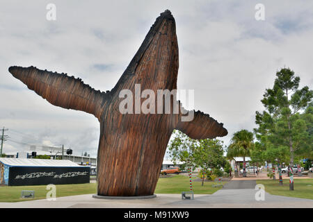 Hervey Bay, Queensland, Australie - le 22 décembre 2017. Sculpture de grandes baleines en face de la côte Fraser Discovery Sphere à Hervey Bay, Queensland, avec su Banque D'Images