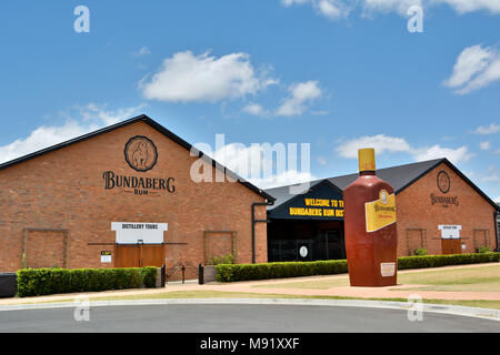 Bundaberg, Queensland, Australie â€" Décembre 25, 2017. Construction de distillerie de rhum de Bundaberg avec la grande bouteille de rhum à Bundaberg, Queensland. Banque D'Images