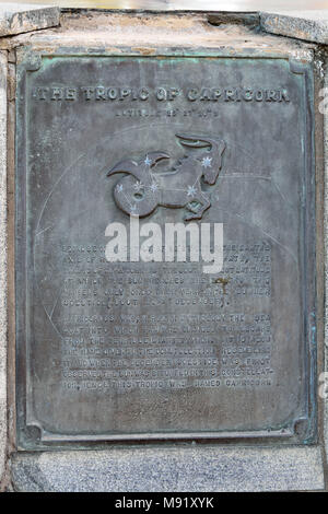 Rockhampton, Queensland, Australie - le 26 décembre 2017. Marquage de la plaque le Tropique du Capricorne à Rockhampton, Queensland, avec texte en français. Banque D'Images