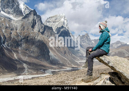 Dans la région de Khumbu trekker femelle sur Everest Trek Népal Banque D'Images
