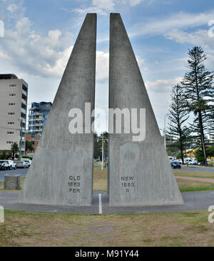 Tweed Heads, Gold Coast, Queensland, Australie - janvier 13, 2018. Marqueur sur la frontière entre le Queensland et la Nouvelle-Galles du Sud, en Tweed Heads sur le G Banque D'Images