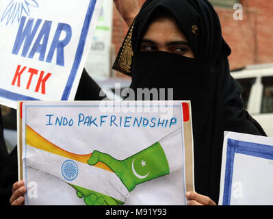 Srinagar, au Cachemire. Mar 21, 2018. Membres du Cachemire Tehreek-e-Khawateen (KTK), les femmes du groupe séparatiste, tenant des pancartes lors d'une protestation contre civils le long de la ligne de contrôle (LOC). KTK qui protestent ont exigé fin aux tirs au LoC avec résolution de problème du Cachemire par des moyens pacifiques Crédit : Sofi suhail/Alamy Live News Banque D'Images