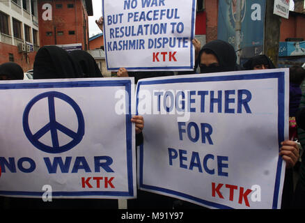 Srinagar, au Cachemire. Mar 21, 2018. Membres du Cachemire Tehreek-e-Khawateen (KTK), les femmes du groupe séparatiste, tenant des pancartes lors d'une protestation contre civils le long de la ligne de contrôle (LOC). KTK qui protestent ont exigé fin aux tirs au LoC avec résolution de problème du Cachemire par des moyens pacifiques Crédit : Sofi suhail/Alamy Live News Banque D'Images