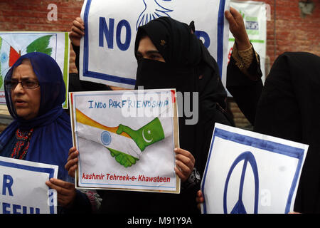 Srinagar, au Cachemire. Mar 21, 2018. Membres du Cachemire Tehreek-e-Khawateen (KTK), les femmes du groupe séparatiste, tenant des pancartes lors d'une protestation contre civils le long de la ligne de contrôle (LOC). KTK qui protestent ont exigé fin aux tirs au LoC avec résolution de problème du Cachemire par des moyens pacifiques Crédit : Sofi suhail/Alamy Live News Banque D'Images