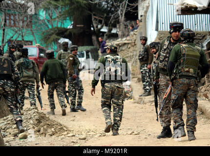 Srinagar, au Cachemire. Mar 21, 2018.Armée indienne se dirige vers l'emplacement de fusillade comme peuple cachemiri à regarder, au cours d'une fusillade entre le gouvernement et les militants à Halmatpora Kupwara, quelque 95 km (60 milles) au nord de Srinagar.Quatre soldats indiens et quatre militants présumés ont été tués dans un gunbattle près de la frontière de fait entre l'Inde et le Pakistan dans la région contestée du Cachemire le mercredi, un haut responsable de la police a dit.©Sofi Suhail/Alamy Live News Banque D'Images