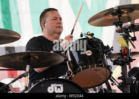 Fontana, CA, USA. Mar 20, 2018. Musicien - ROBIN GOODRIDGE, batteur pour le groupe de Bush en direct sur scène avant le début de la NASCAR Auto Club 400, Auto Club Speedway, Fontana, Californie, USA, le 19 mars 2018. L'image de crédit cr Scott Mitchell/ZUMA Press Crédit : Scott Mitchell/ZUMA/Alamy Fil Live News Banque D'Images