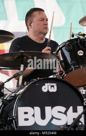 Fontana, CA, USA. Mar 20, 2018. Musicien - ROBIN GOODRIDGE, batteur pour le groupe de Bush en direct sur scène avant le début de la NASCAR Auto Club 400, Auto Club Speedway, Fontana, Californie, USA, le 19 mars 2018. L'image de crédit cr Scott Mitchell/ZUMA Press Crédit : Scott Mitchell/ZUMA/Alamy Fil Live News Banque D'Images