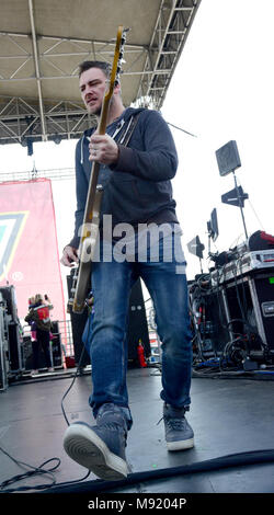 Fontana, CA, USA. Mar 20, 2018. Musicien - COREY BRITZ, bassiste pour le groupe en live de Bush sur scène avant le début de la NASCAR Auto Club 400, Auto Club Speedway, Fontana, Californie, USA, le 19 mars 2018. L'image de crédit cr Scott Mitchell/ZUMA Press Crédit : Scott Mitchell/ZUMA/Alamy Fil Live News Banque D'Images