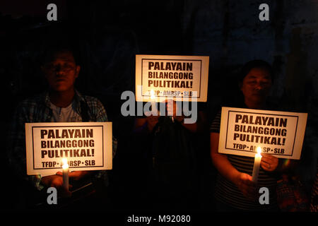 21 mars 2018 - Philippines - Justice à pied les participants tiennent des pancartes appelant à la libération des prisonniers politiques détenus par le gouvernement. Les membres du clergé, et de la Sto. Domingo, la communauté a organisé une marche de pénitence à Quezon City car ils exigent le respect de la vie, et de dénoncer les massacres qu'a connus le pays depuis que le président de la guerre aux drogues Duterte a commencé il y a presque deux ans. (Crédit Image : © J Gerard Seguia via Zuma sur le fil) Banque D'Images