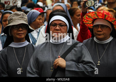 21 mars 2018 - Philippines - Les membres du clergé, et de la Sto. Domingo a organisé une marche communautaire pénitentielle à Quezon City car ils exigent le respect de la vie, et de dénoncer les massacres qu'a connus le pays depuis que le président de la guerre aux drogues Duterte a commencé il y a presque deux ans. (Crédit Image : © J Gerard Seguia via Zuma sur le fil) Banque D'Images