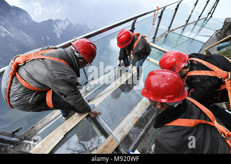 Les Griffin, dans la province de Hunan. Mar 21, 2018. Remplacer les travailleurs les plaques de verre de la chaussée à Tianmenshan scenic area dans Zhangjiajie, la province du Hunan en Chine centrale, le 21 mars 2018. Les travaux de remplacement du revêtement de verre sur l'ouest en ligne Tianmenshan est en cours, qui devrait se terminer en deux jours. Credit : Shao Ying/Xinhua/Alamy Live News Banque D'Images