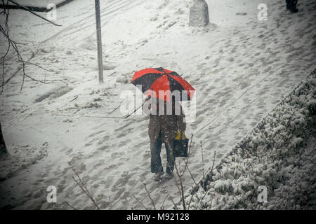 New York, USA. Mar 21, 2018. Fatigué de l'hiver, les piétons trudge par tempête de Toby dans le quartier de Chelsea, New York le mercredi 21 mars 2018, le deuxième jour du printemps. La quatrième ni-easter ce mois-ci, la tempête devrait se débarrasser de la neige lourde et humide, au nord-est renversant les lignes électriques et causant des dommages à l'arbre des domaines encore les trois dernières tempêtes. (© Richard B. Levine) Crédit : Richard Levine/Alamy Live News Banque D'Images
