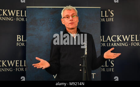 Oxford, UK. Mar 21, 2018. Robert Jones à FT Week-end Festival littéraire d'Oxford. 21 Mars.Robert Jones présente 'une très courte introduction' à l'image de marque dans le Blackwells de cadrage. Richard Cave/Alamy Crédit : Richard Cave/Alamy Live News Banque D'Images