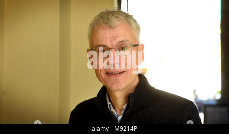 Oxford, UK. Mar 21, 2018. Robert Jones à FT Week-end Festival littéraire d'Oxford. 21 Mars.Robert Jones présente 'une très courte introduction' à l'image de marque dans le Blackwells de cadrage. Richard Cave/Alamy Crédit : Richard Cave/Alamy Live News Banque D'Images