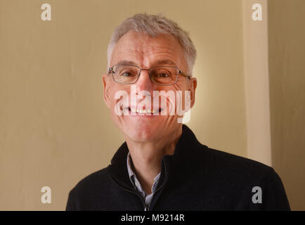 Oxford, UK. Mar 21, 2018. Robert Jones à FT Week-end Festival littéraire d'Oxford. 21 Mars.Robert Jones présente 'une très courte introduction' à l'image de marque dans le Blackwells de cadrage. Richard Cave/Alamy Crédit : Richard Cave/Alamy Live News Banque D'Images