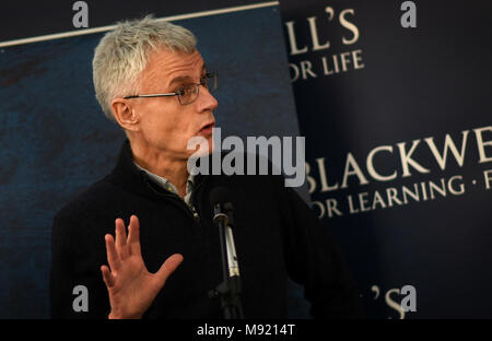 Oxford, UK. Mar 21, 2018. Robert Jones à FT Week-end Festival littéraire d'Oxford. 21 Mars.Robert Jones présente 'une très courte introduction' à l'image de marque dans le Blackwells de cadrage. Richard Cave/Alamy Crédit : Richard Cave/Alamy Live News Banque D'Images