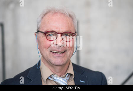 21 mars 2018, Allemagne, Dortmund : Bernhard Dietz, ancien joueur et entraîneur de football allemand, à l'ouverture de l'exposition spéciale "chichtwechsel FußballLebenRuhrgebiet-' (lit. SoccerLifeRuhrarea - changement d'équipe) à l'Allemand Musée de soccer. Photo : Bernd Thissen/dpa Banque D'Images