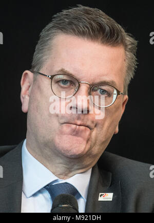 21 mars 2018, Allemagne, Dortmund : La Fédération allemande de football (DFB) Président Reinhard Grindel lors de l'ouverture de l'exposition spéciale "chichtwechsel FußballLebenRuhrgebiet-' (lit. SoccerLifeRuhrarea - changement d'équipe) à l'Allemand Musée de soccer. Photo : Bernd Thissen/dpa Banque D'Images