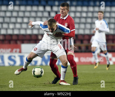 Olomouc, République tchèque. Mar 21, 2018. L-R Jan Halsz de République tchèque et Dragoljub Savic de Serbie en action au cours de l'UEFA U17 match de qualification championnat de la République tchèque contre la Serbie à Olomouc, République tchèque, le 21 mars 2018. Credit : Ludek Perina/CTK Photo/Alamy Live News Banque D'Images