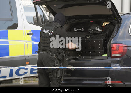 Plymouth, Devon. Mar 21, 2018. Siège armés après avoir vu knifeman Rock, près de Prince à l'école primaire. Police à un siège armé dans la région de Plymouth Rock Prince,Devon. 21/3/18 : Crédit Wayne Perry/Alamy Live News Banque D'Images