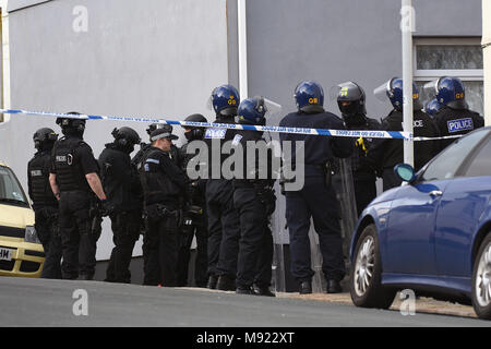 Plymouth, Devon. Mar 21, 2018. Siège armés après avoir vu knifeman Rock, près de Prince à l'école primaire. Police à un siège armé dans la région de Plymouth Rock Prince,Devon. 21/3/18 : Crédit Wayne Perry/Alamy Live News Banque D'Images
