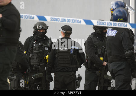 Plymouth, Devon. Mar 21, 2018. Siège armés après avoir vu knifeman Rock, près de Prince à l'école primaire. Police à un siège armé dans la région de Plymouth Rock Prince,Devon. 21/3/18 : Crédit Wayne Perry/Alamy Live News Banque D'Images