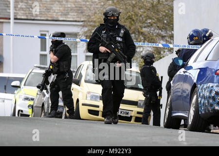 Plymouth, Devon. Mar 21, 2018. Siège armés après avoir vu knifeman Rock, près de Prince à l'école primaire. Police à un siège armé dans la région de Plymouth Rock Prince,Devon. 21/3/18 : Crédit Wayne Perry/Alamy Live News Banque D'Images