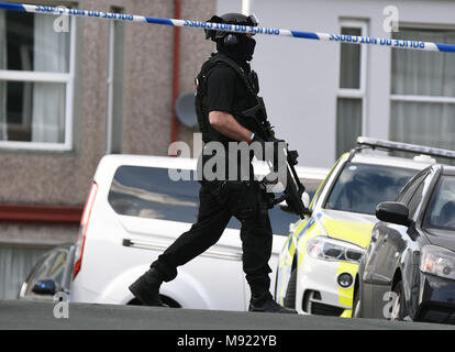 Plymouth, Devon. Mar 21, 2018. Siège armés après avoir vu knifeman Rock, près de Prince à l'école primaire. Police à un siège armé dans la région de Plymouth Rock Prince,Devon. 21/3/18 : Crédit Wayne Perry/Alamy Live News Banque D'Images